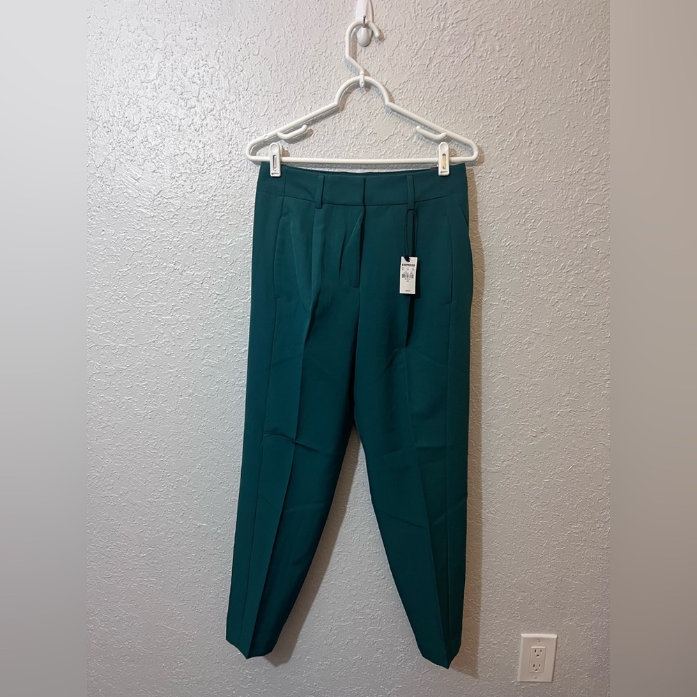 New with tags. Express Ankle Trouser size 4 Green